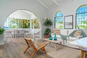 Smart TV, books - Secret Cove 2 | Beach Front - Located in  Exquisite Saint James with Private Chef Services (Saint James)