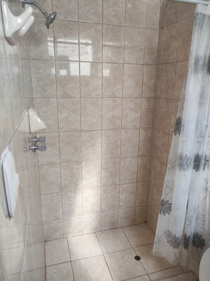 Family Twin Room | Bathroom | Shower, rainfall showerhead, towels - CAPAC (Cusco)