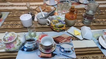 Desayuno de cocina local incluido todos los días