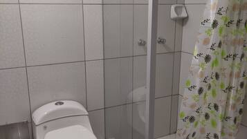 Kamar Klasik, 1 Tempat Tidur Queen | Kamar mandi | Shower, pancuran hujan, dan handuk