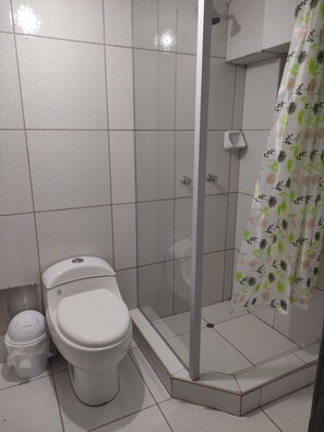 Classic Room, 1 Queen Bed | Bathroom | Shower, rainfall showerhead, towels - CAPAC (Cusco)