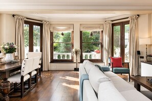 Télévision, cheminée, livres