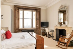 2 bedrooms, iron/ironing board, travel cot, WiFi - A Chelsea Retreat - 2 BR with Garden and Parking (London)