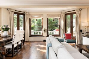 TV, books - A Chelsea Retreat - 2 BR with Garden and Parking (London)