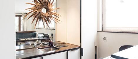 冷蔵庫、電子レンジ、オーブン、コンロ