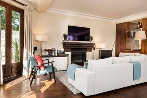 TV, books - A Chelsea Retreat - 2 BR with Garden and Parking (London)