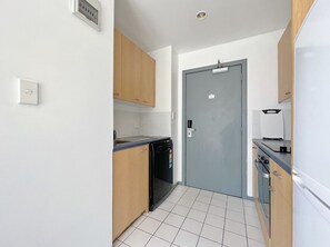 Fridge, microwave, oven, stovetop - Sky Tower View Studio in CBD (Auckland)