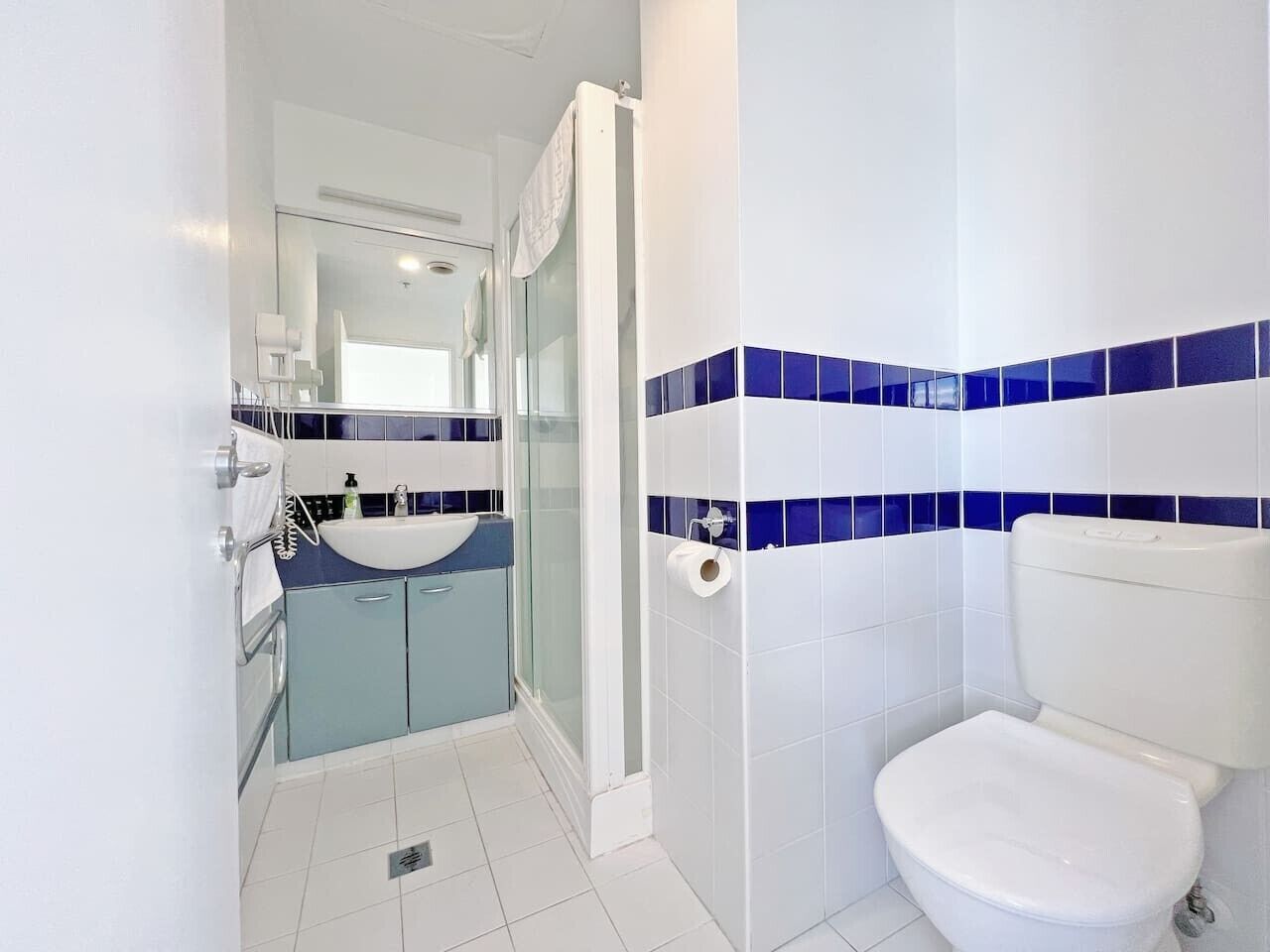 Un bagno con toilette, lavandino e zona doccia.