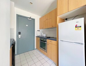 Fridge, microwave, oven, stovetop - Sky Tower View Studio in CBD (Auckland)