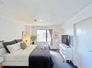 1 bedroom, iron/ironing board, free WiFi, bed sheets - Sky Tower View Studio in CBD (Auckland)