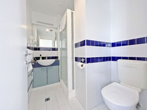 Shower, hair dryer, towels, soap - Sky Tower View Studio in CBD (Auckland)