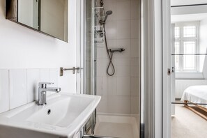 Sèche-cheveux, serviettes fournies