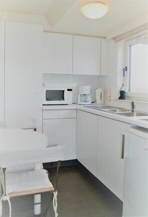 Fridge, stovetop, coffee/tea maker, electric kettle