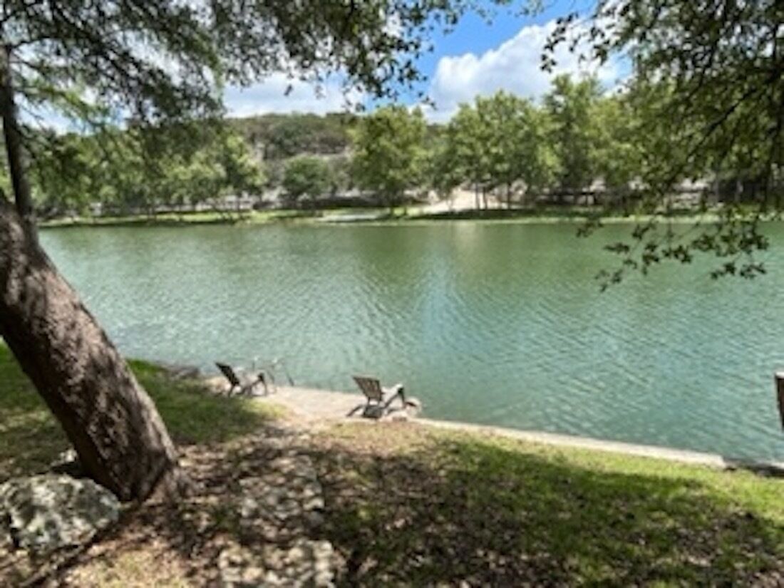 Charming Cabin Overlooking the Guadalupe River - Just steps to the river
