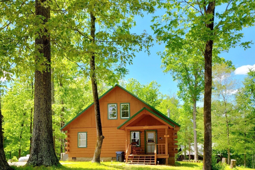 Scenic Hilltop Cabin on TN River w Firepit, Grill, WIFI, Full Kitchen, H2O views