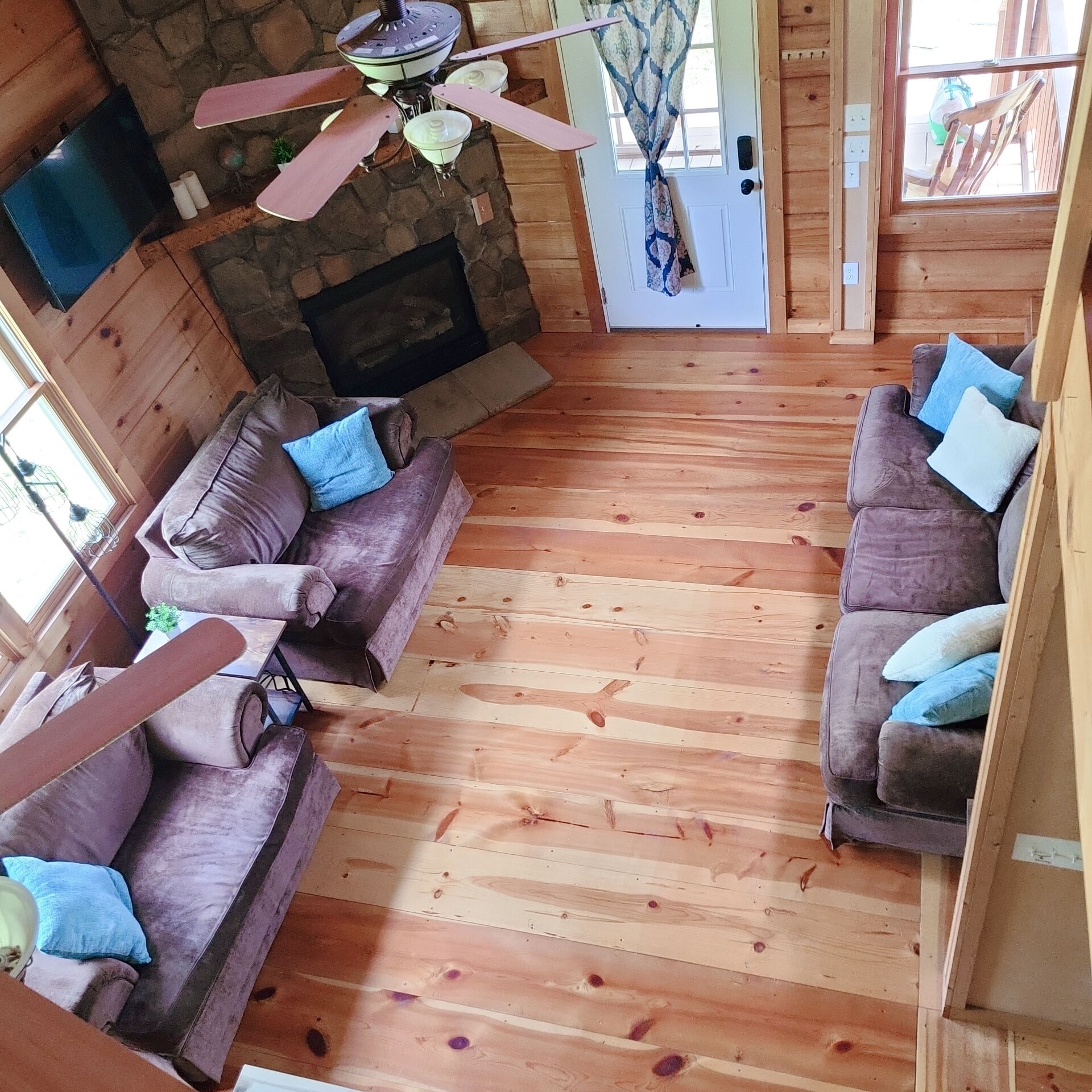 Scenic Hilltop Cabin on TN River w Firepit, Grill, WIFI, Full Kitchen, H2O views