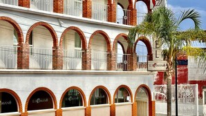 A multi-story building with arched windows and balconies, featuring the name 'EL ROMANO' on the facade. - Hotel el Romano Ixtapan de la Sal  (Ixtapan de la Sal)