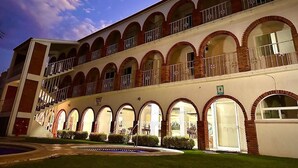 A hotel with multiple balconies, a swimming pool, and a well-maintained lawn. - Hotel el Romano Ixtapan de la Sal  (Ixtapan de la Sal)