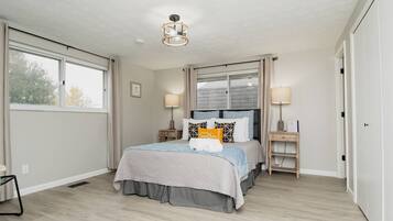 3 habitaciones, escritorio y tabla de planchar con plancha