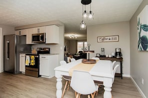 Dining - Top Listing-15 min to Downtown, WPAFB, Airport (Dayton)