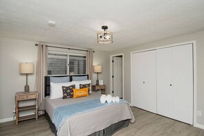 3 Schlafzimmer, Schreibtisch, Bügeleisen/Bügelbrett, Reisekinderbett