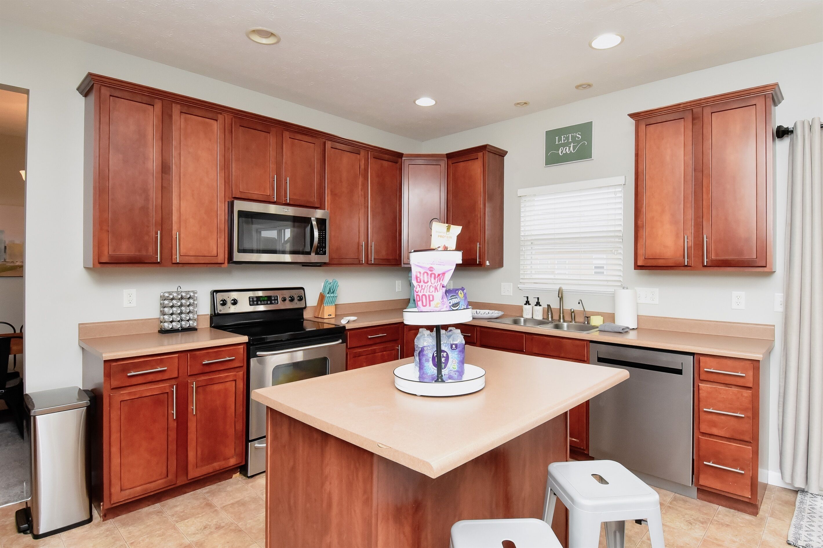 冷蔵庫、電子レンジ、オーブン、コンロ