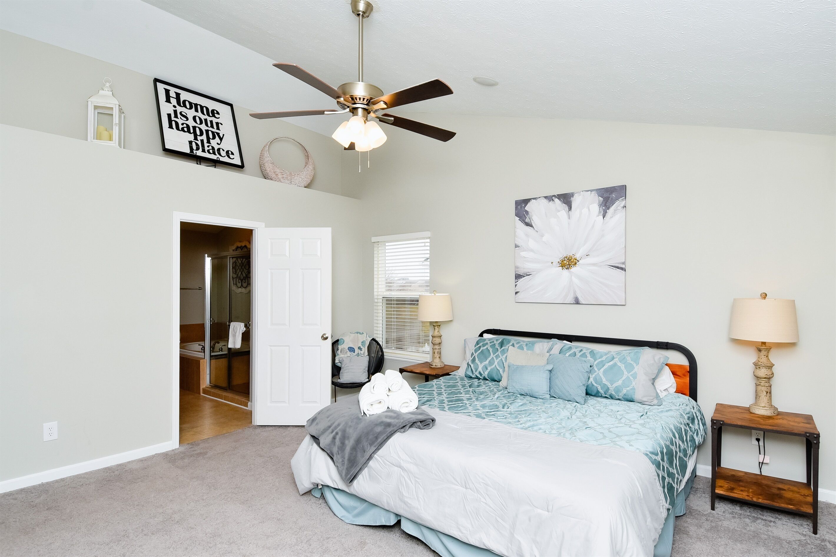 4 室のベッドルーム、デスク、アイロン / アイロン台、旅行用ベビーベッド