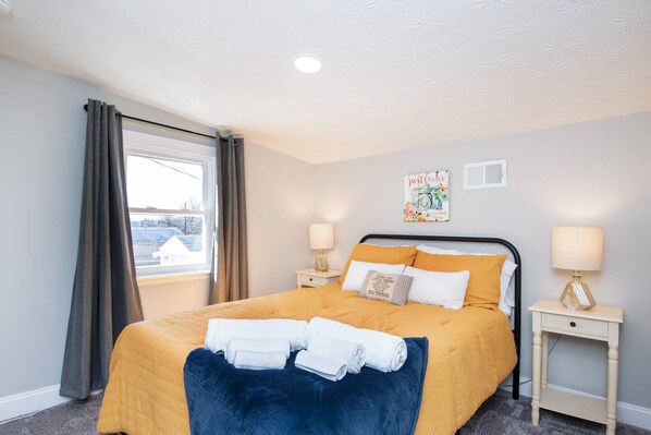 6 bedrooms, desk, iron/ironing board, travel cot