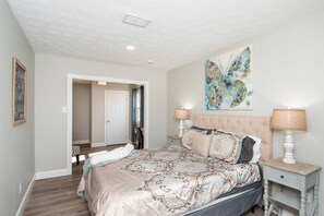 6 Schlafzimmer, Schreibtisch, Bügeleisen/Bügelbrett, Reisekinderbett