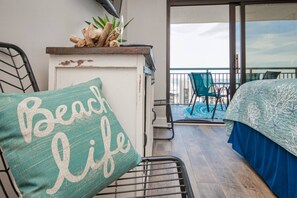 3 chambres, bureau, fer et planche à repasser, lit de bébé portatif
