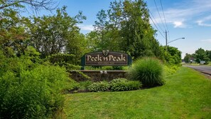 A sign for Peek'n Peak with a welcoming message. - Roomy Beautiful Golf/Ski Condo (Clymer)