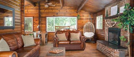 Televisor intel·ligent, reproductor de DVD i taula de tennis de taula