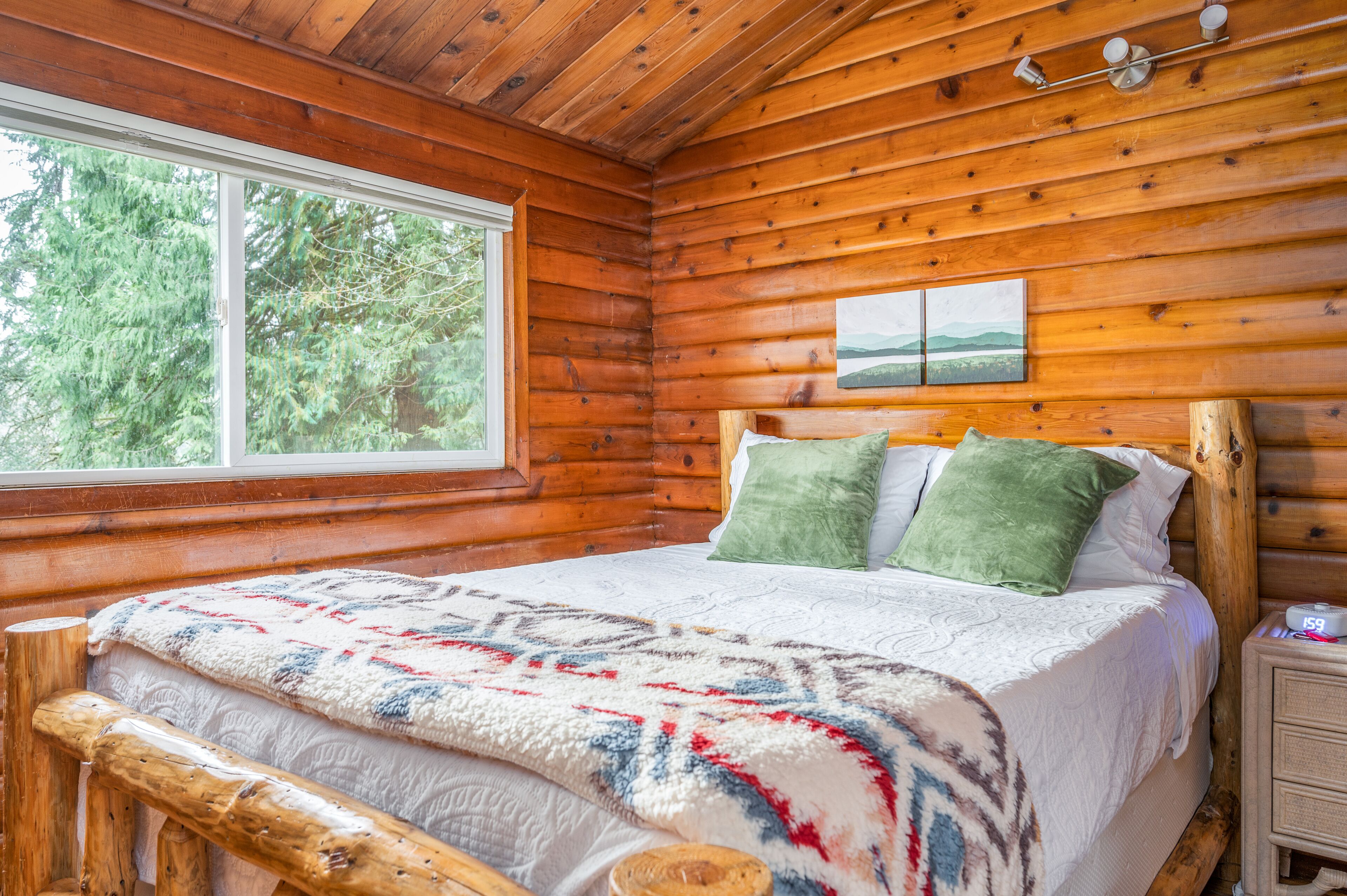 4 bedrooms, desk, iron/ironing board, travel crib