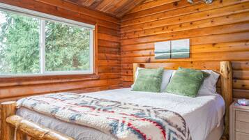 4 bedrooms, desk, iron/ironing board, travel crib