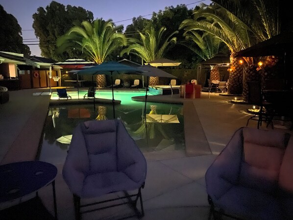 Una piscina al aire libre, una piscina climatizada