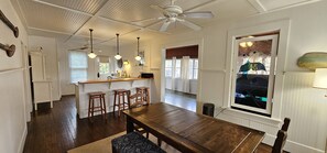Dining - Cozy Lake cottage (Syracuse)