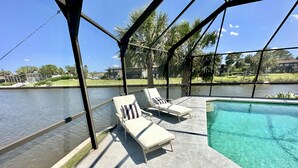 Un espace aménagé au bord de la piscine, avec deux chaises longues et une petite piscine.