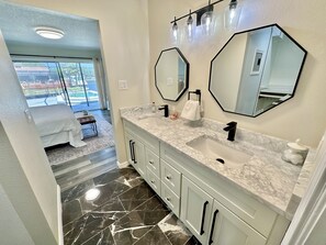 4 habitaciones, tabla de planchar con plancha, wifi y ropa de cama
