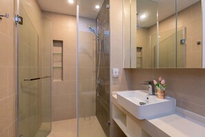 Appartement Luxe | Salle de bain | Douche, douche à « effet pluie », articles de toilette de luxe