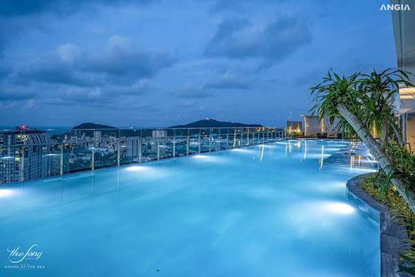 Una piscina al aire libre (de 08:00 a 20:30), sombrillas, tumbonas