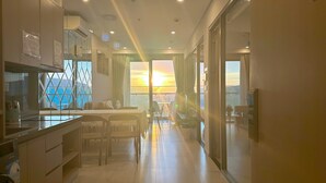 Una cucina moderna con zona pranzo, ampie finestre e vista sulla città.