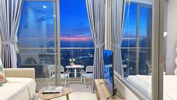 Premium Condo | 2 bedrooms, Egyptian cotton sheets, premium bedding, memory-foam beds