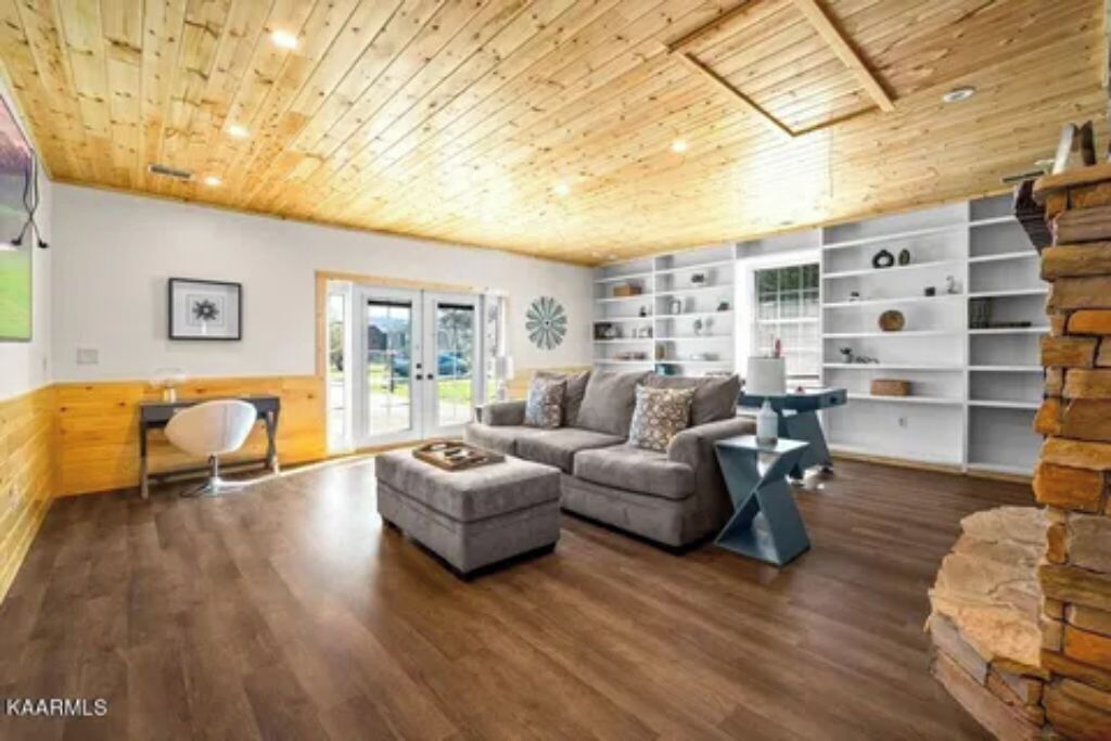 Älytelevisio, takka, videopelejä, pöytäjalkapallopöytä