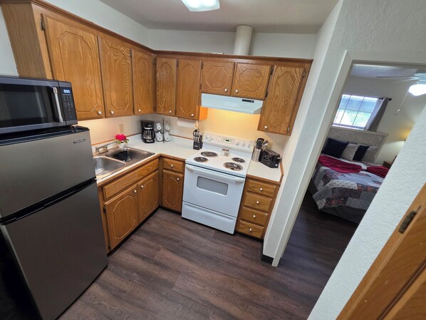 Kjøleskap, mikrobølgeovn, ovn og kokeplater