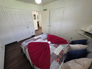 1 habitación, escritorio, tabla de planchar con plancha y wifi gratis 