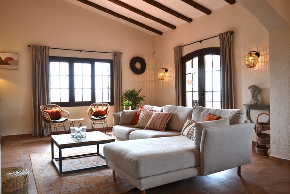 TV, fireplace - Mas Nuria - L'Estartit, Torre Vella (Estartit (L´))