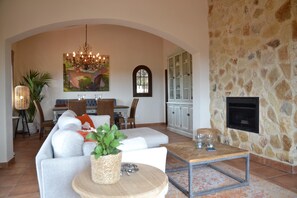 TV, fireplace - Mas Nuria - L'Estartit, Torre Vella (Estartit (L´))