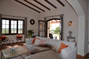 TV, fireplace - Mas Nuria - L'Estartit, Torre Vella (Estartit (L´))