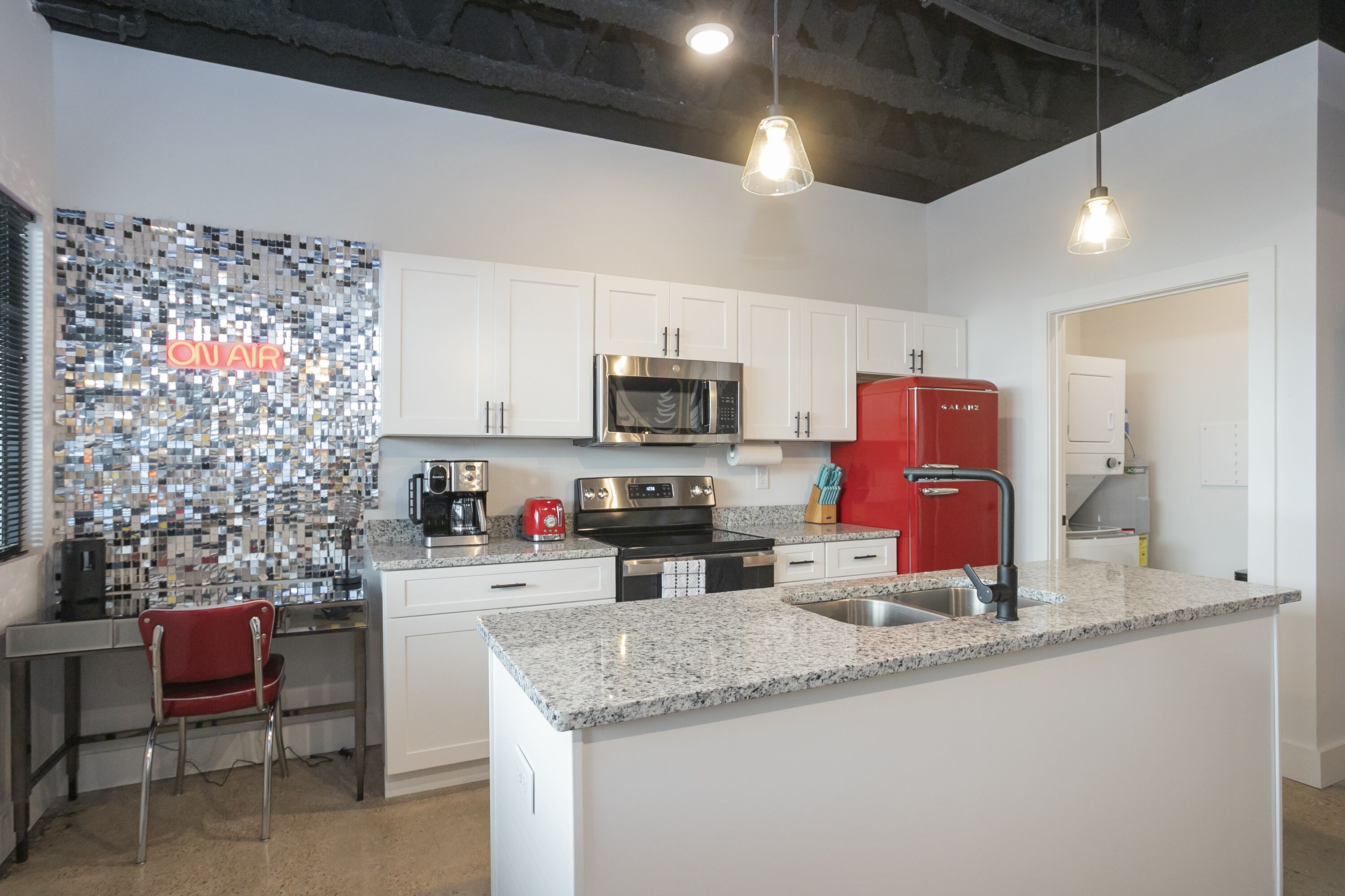 New!* Rock & Roll Retreat Near Airport & Downtown!