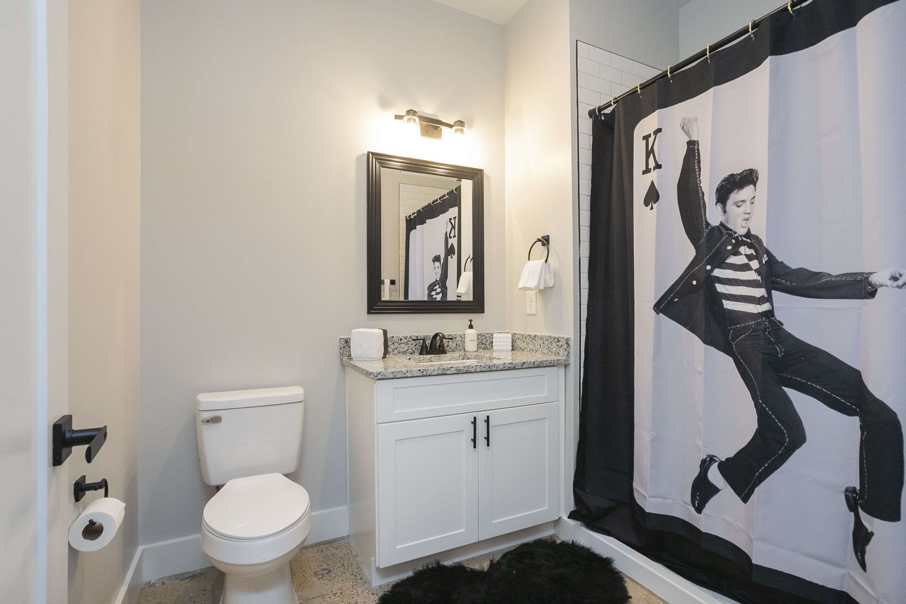 New!* Rock & Roll Retreat Near Airport & Downtown!